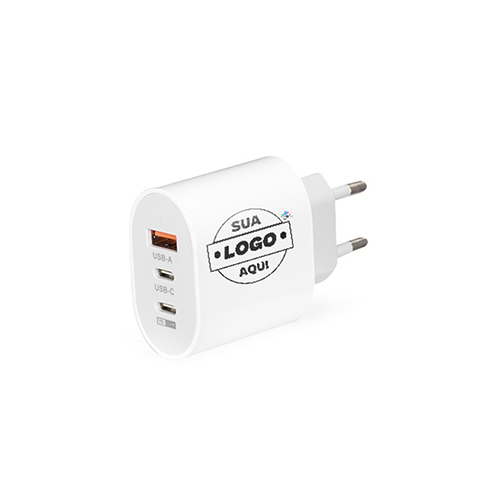 Carregador rápido com design leve e compacto em plástico. Conta com três entradas: uma USB-A e duas USB-C, sendo uma delas de recarga rápida de 20W. NÃO ACOMPANHA CABO USB.


Altura :  8,2 cm

Largura :  5 cm

Medidas aproximadas para gravação (CxL):  4 cm x 2,5 cm
